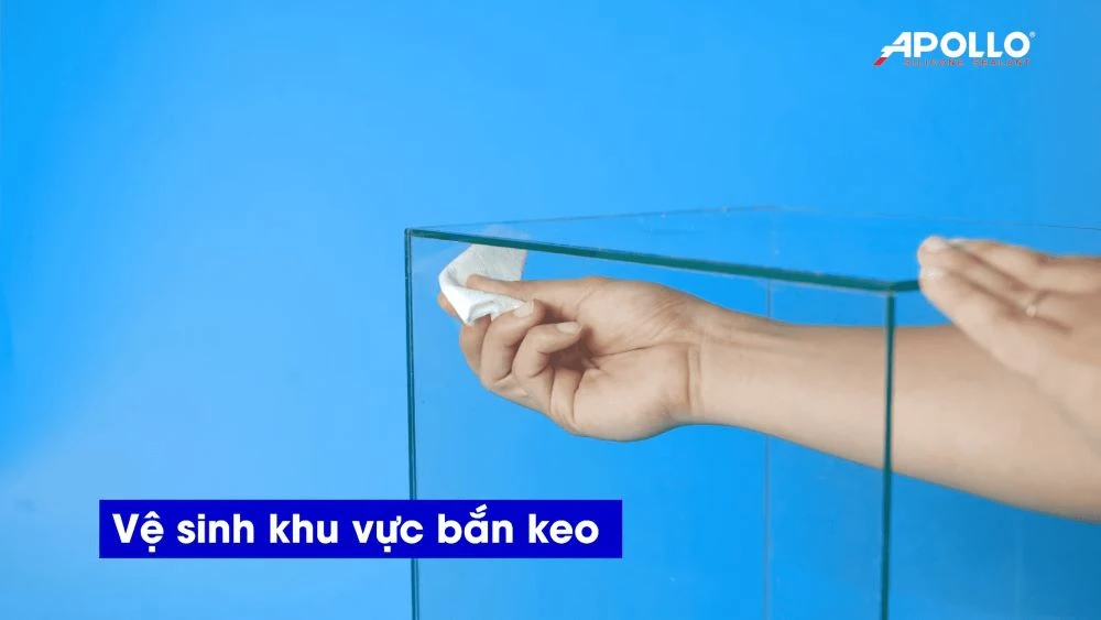 Vệ sinh sạch sẽ bề mặt bắn keo sẽ giúp tăng hiệu quả bám dính của keo tốt hơn