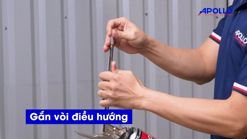 Mẹo nhỏ để điều chỉnh hướng phun keo và tạo ra các đường keo theo ý muốn chính là gắn vòi phun nhựa vào đầu vòi súng bắn foam