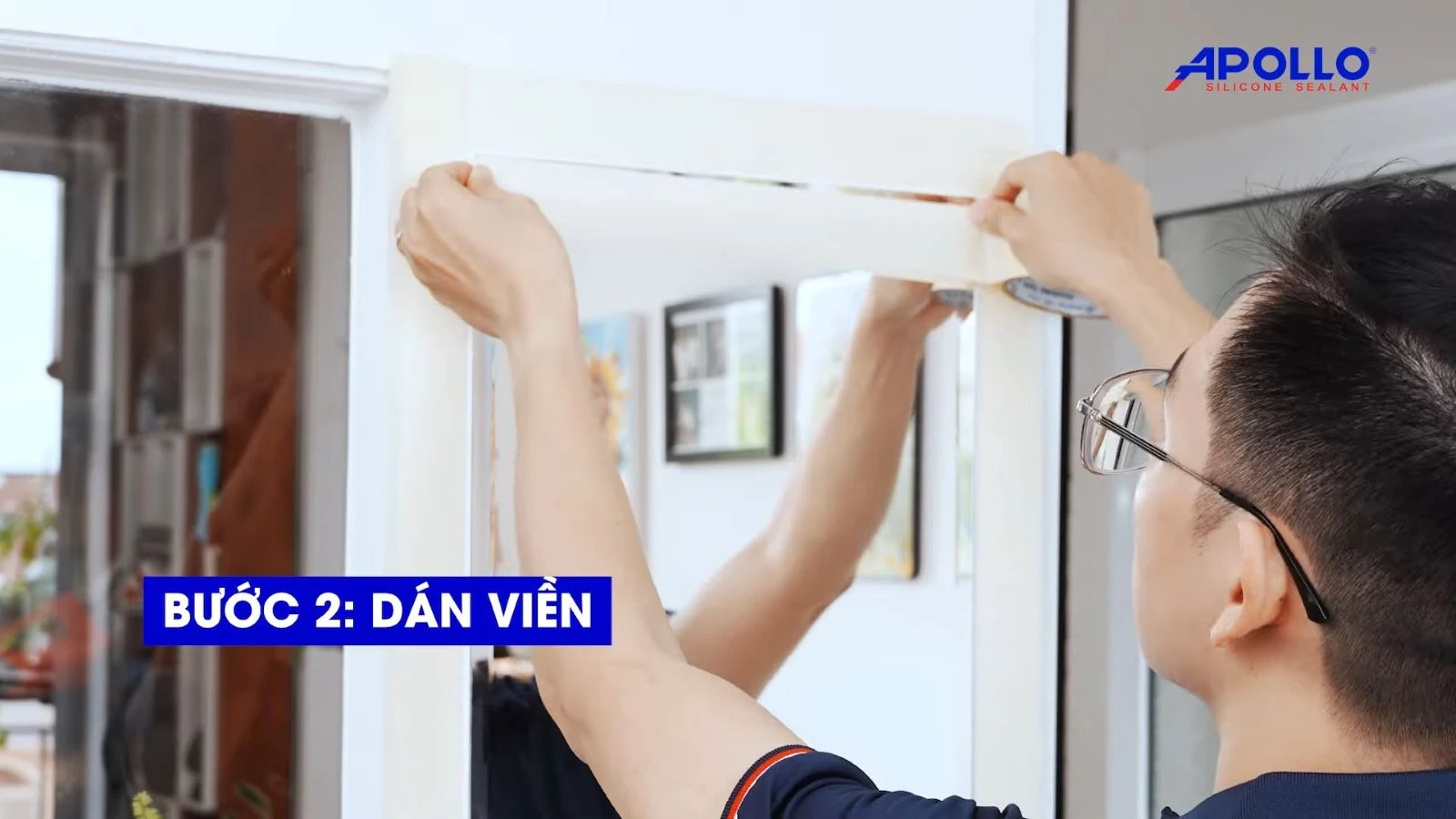 Dán viền gương giúp cho đường trám silicone hoàn thiện sẽ hoàn hảo, sắc nét hơn