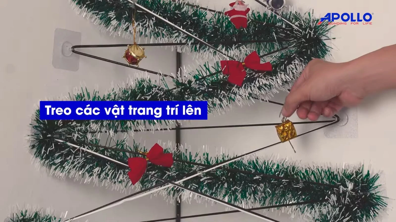 Hoàn thiện cây thông Noel với những món đồ trang trí để thành phẩm thêm phần sinh động và đẹp mắt