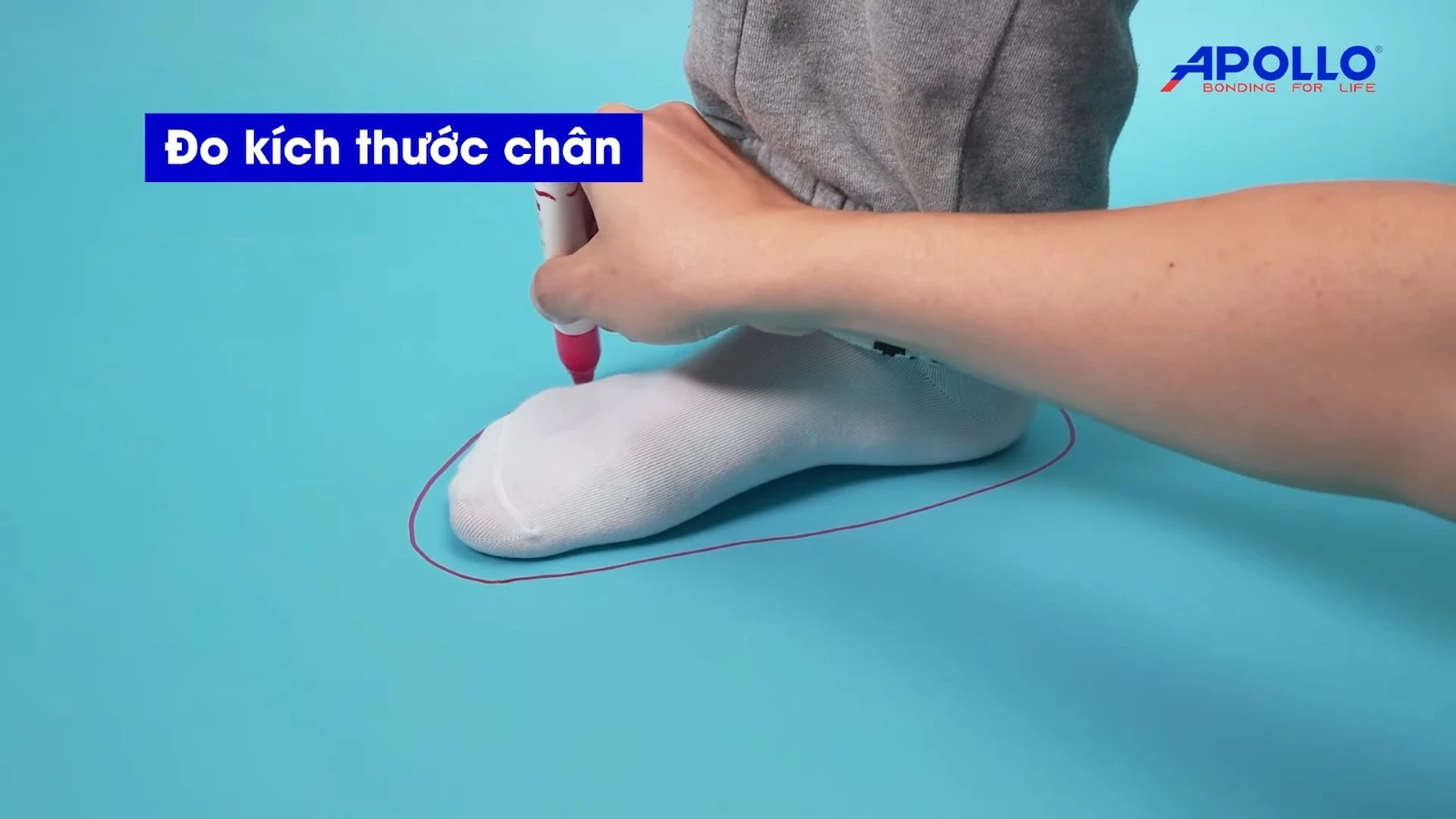 Sử dụng bút dạ để đo chính xác kích thước chân của bé