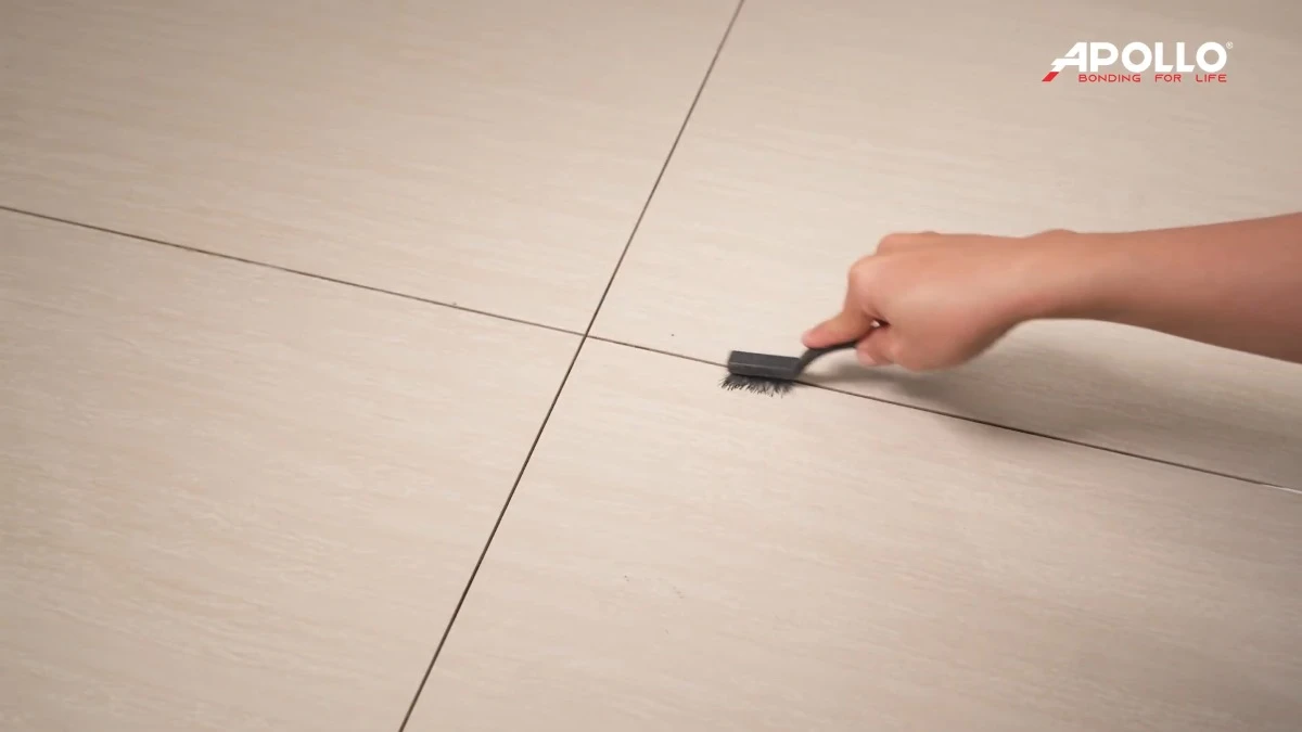 Tiến hành vệ sinh bề mặt thi công thật sạch trước khi bắn keo silicone