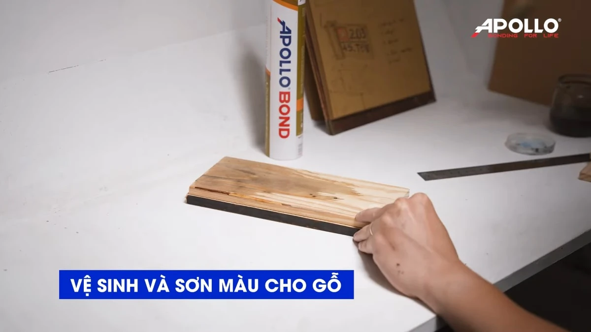 Tiến hành vệ sinh và sơn màu cho 2 tấm gỗ