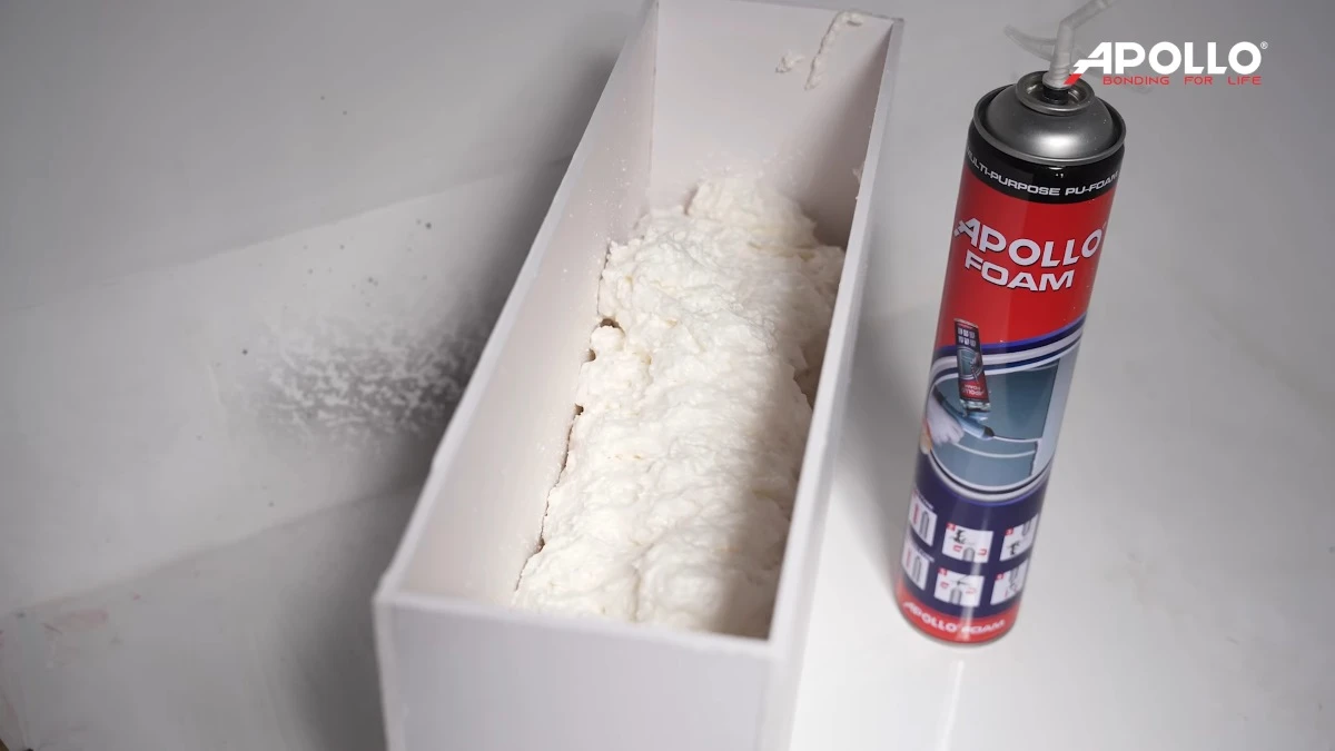Tiến hành phum keo Apollo PU Foam vào mô hình hộp nhựa và đợi đến khi keo bọt nở hoàn toàn