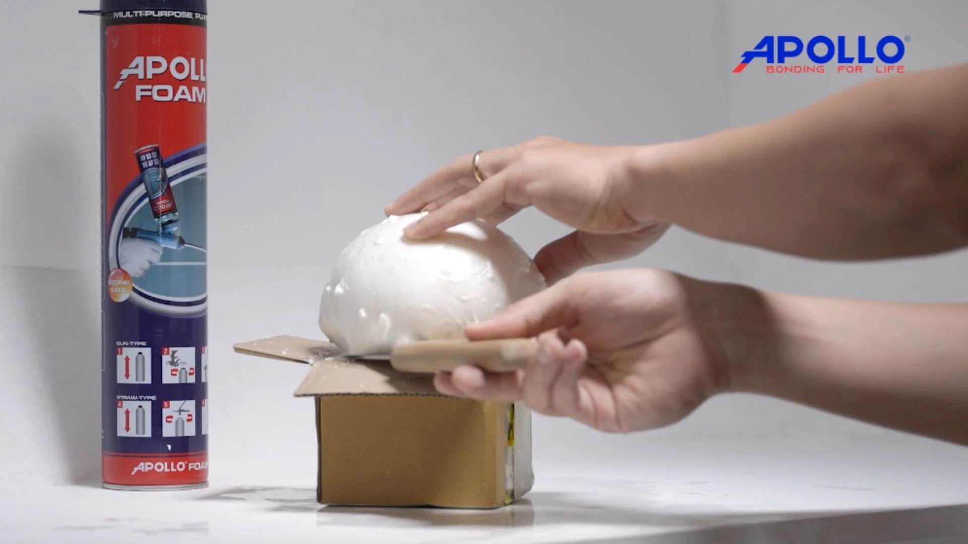 Sử dụng keo bọt nở Apollo PU Foam để tạo hình trang trí cho chiếc máy nộp lương