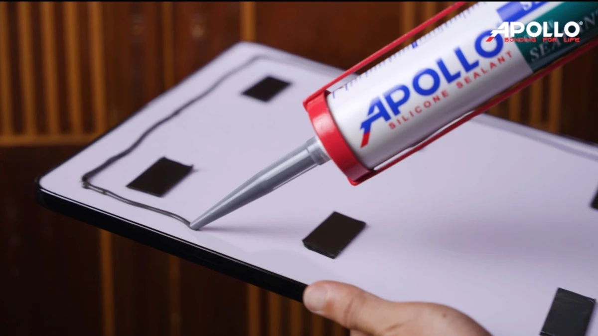 Sử dụng keo Apollo A500 kết hợp với băng keo 2 mặt để cố định tranh chắc chắn hơn