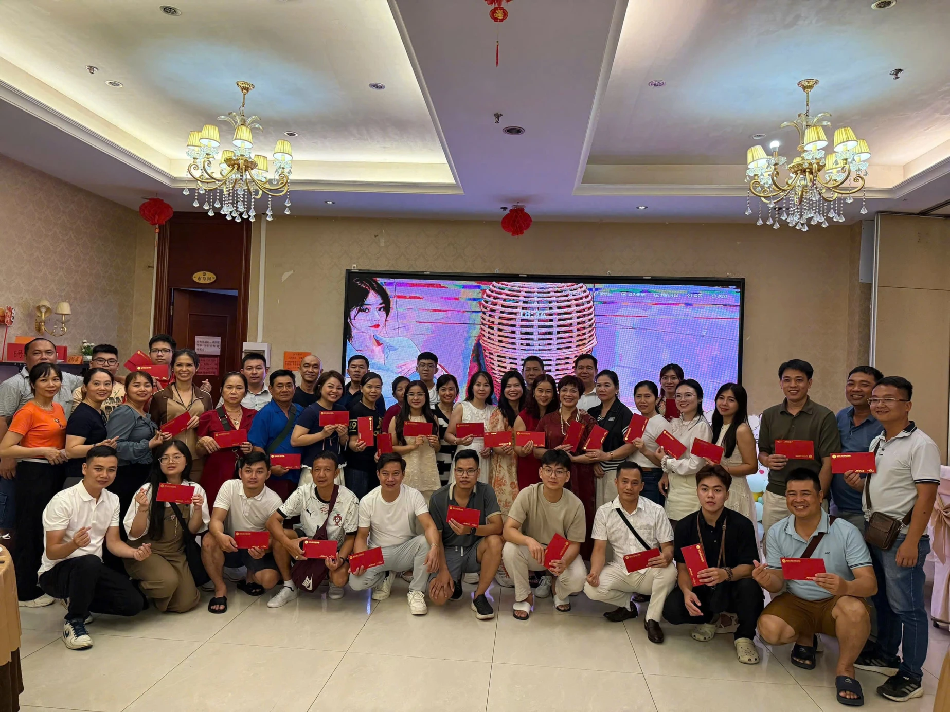 Tập đoàn Apollo® gửi tặng khách hàng những phong bao lì xì may mắn