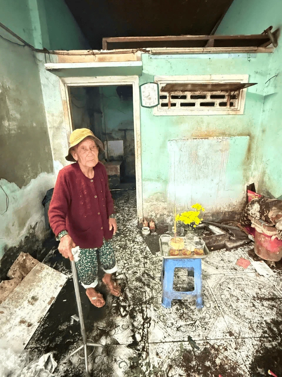 Mái nhà cũ kỹ nơi bà cụ đã gồng mình sống qua bao mùa mưa nắng