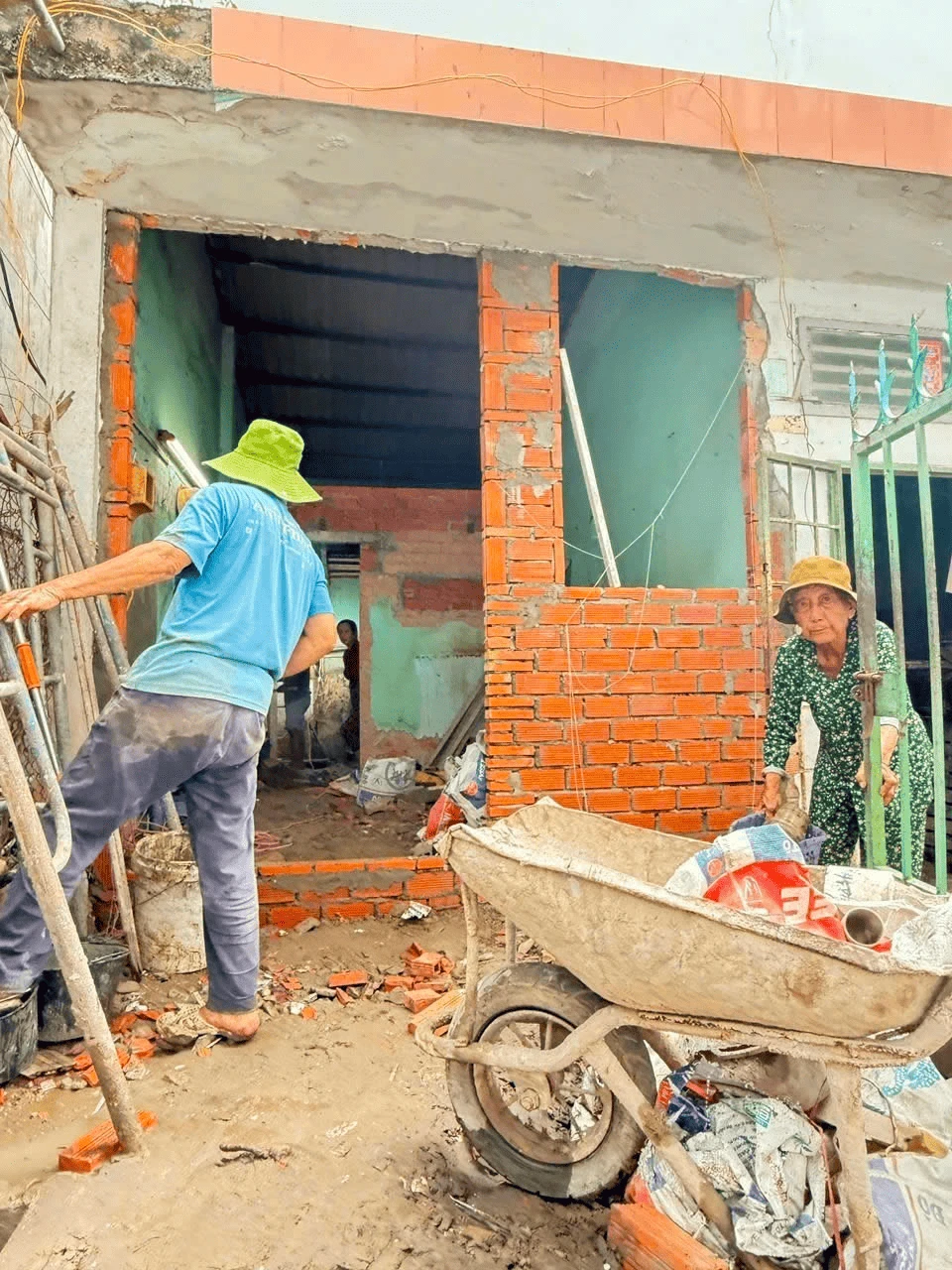 những viên gạch đầu tiên mang hy vọng một mái ấm kiên cố hơn