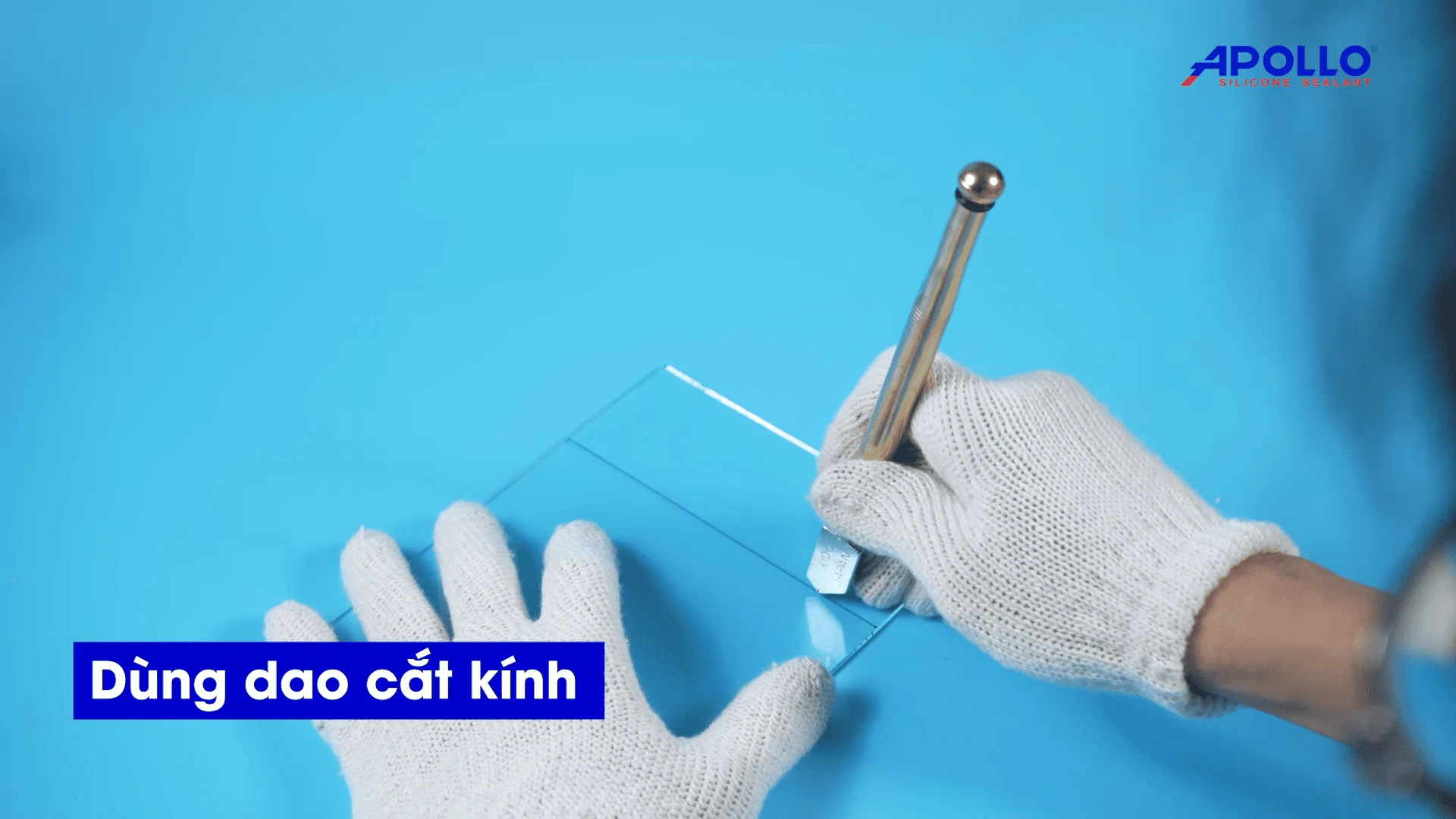 dùng dao cắt kính theo đường vẽ để làm hộp kính trưng bày