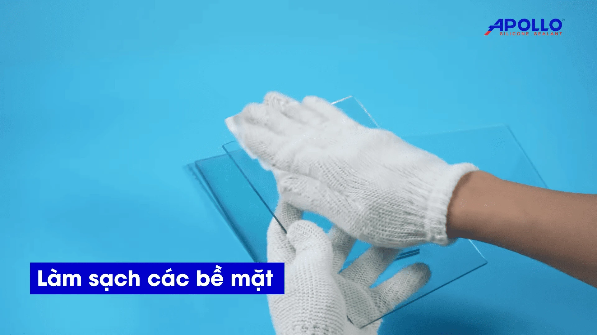 lau sạch bề mặt kính bằng khăn để keo apollo a300 tăng hiệu quả