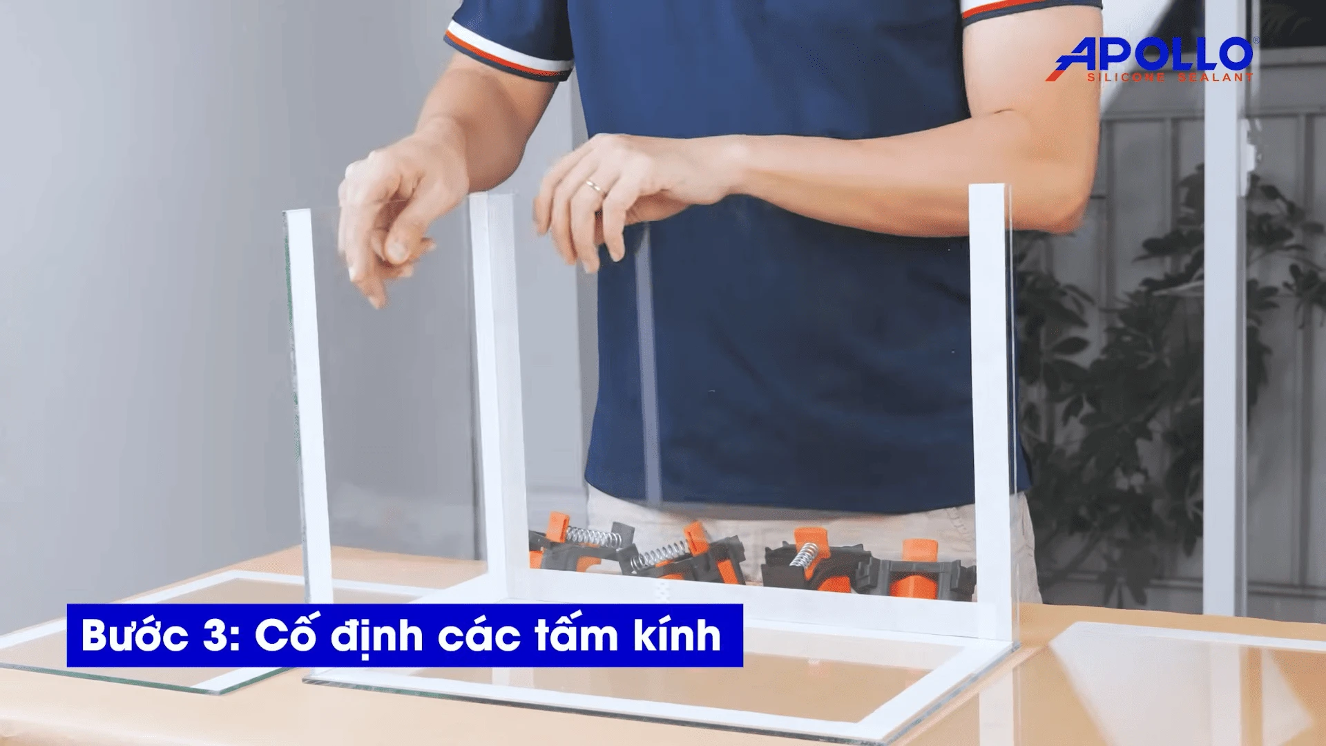 cố định các tấm kính thẳng hàng