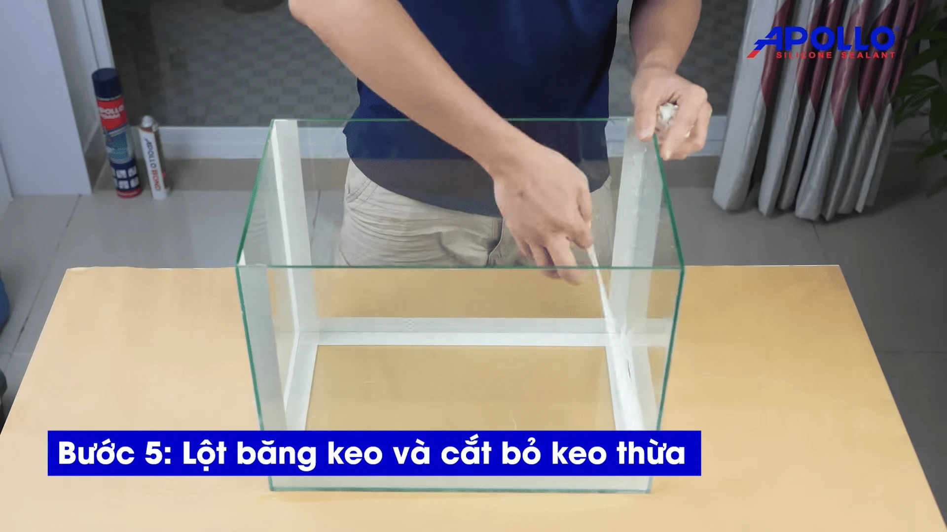 lột băng keo và cắt bỏ keo thừa