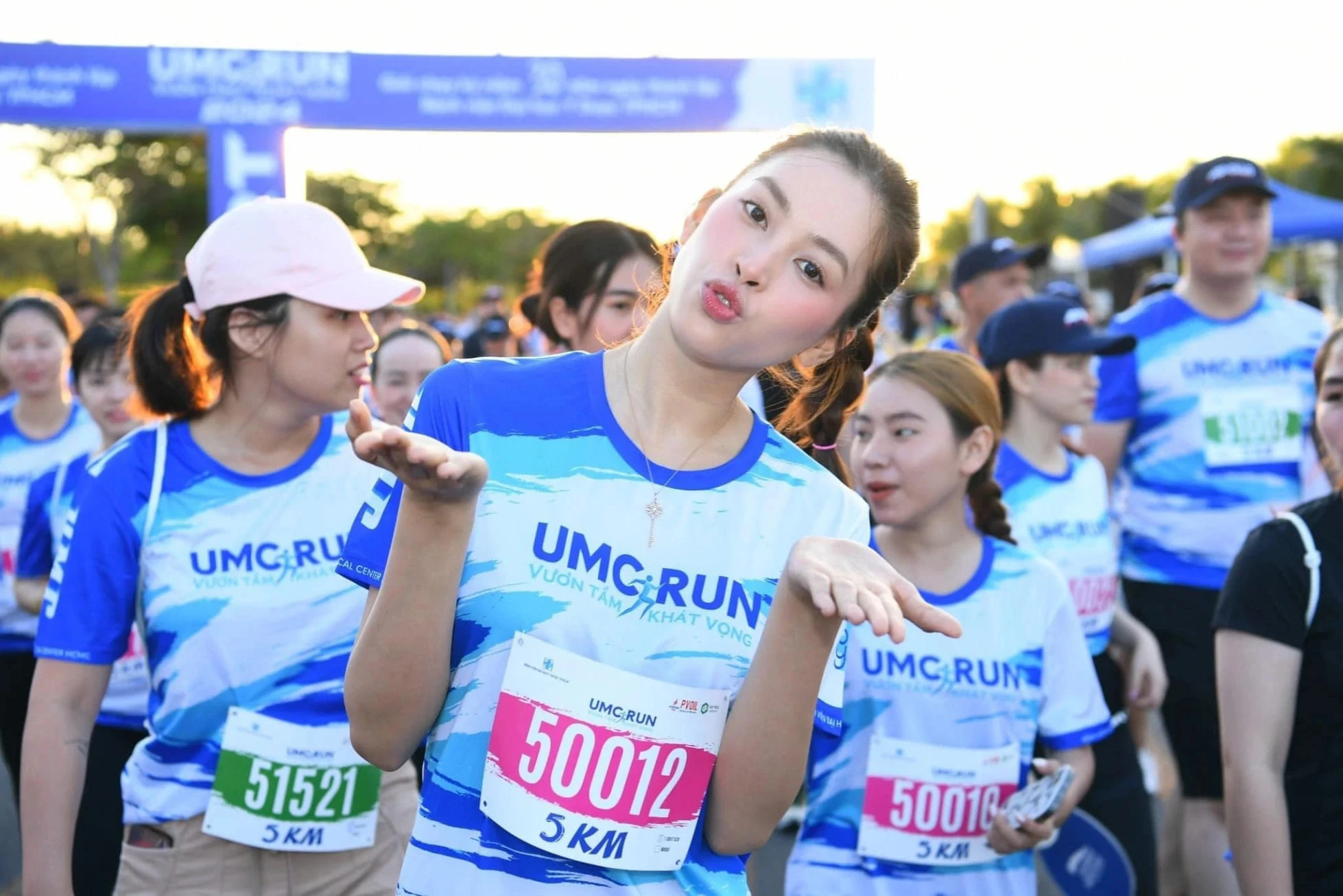 Hoa hậu Trần Tiểu Vy - Đại sứ thương hiệu Apollo Silicone tham gia giải chạy UMC RUN 2024