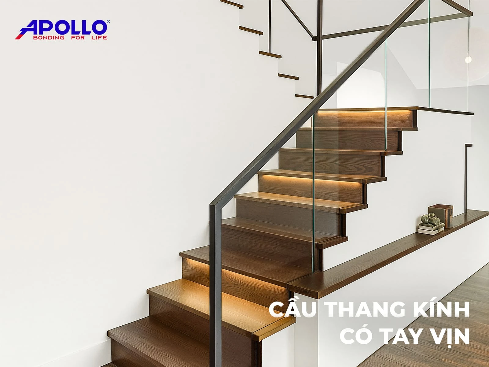 Hình ảnh cầu thang kính có tay vịn