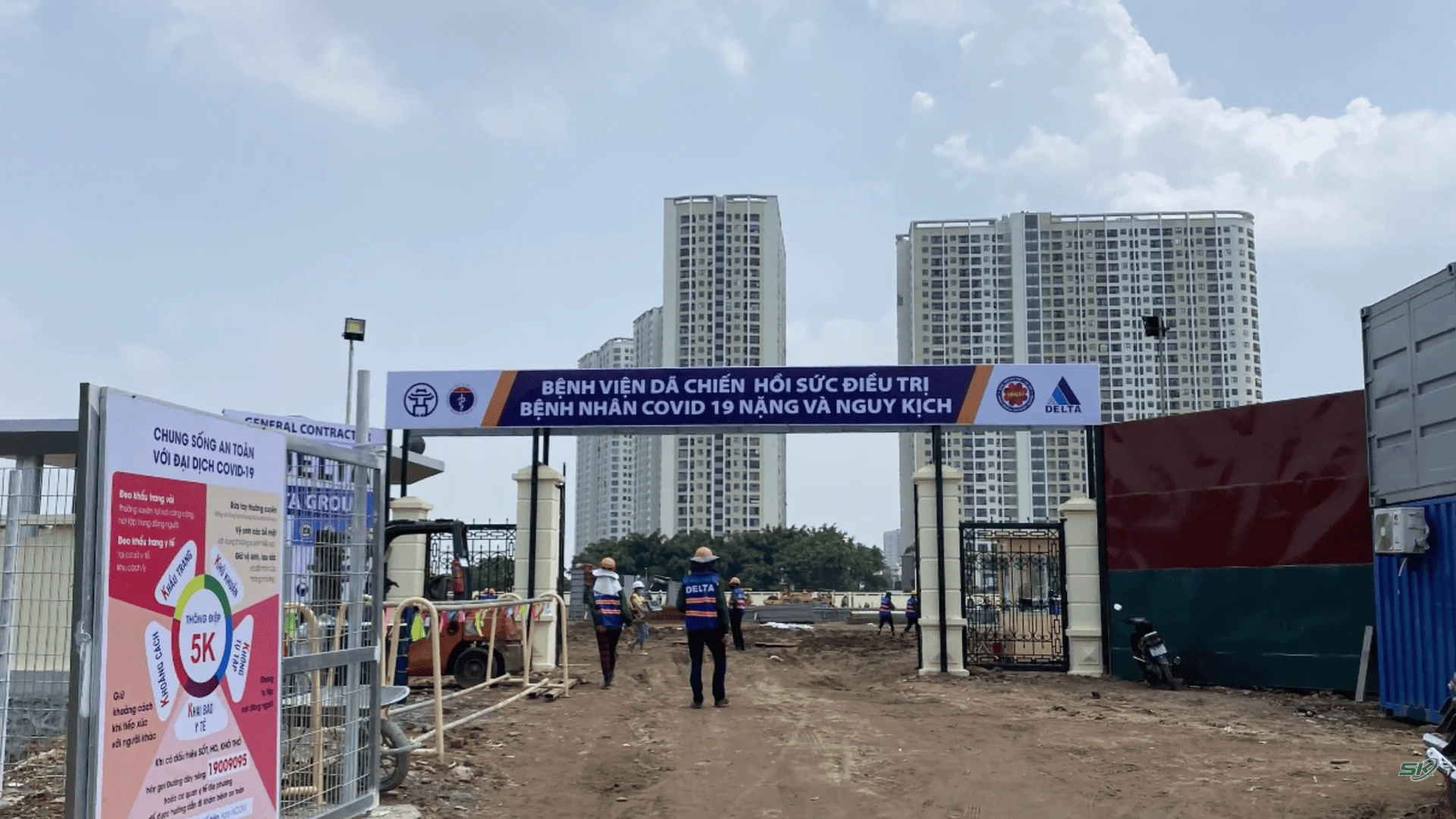 Tập đoàn Apollo tặng keo silicone cho bệnh viện dã chiến Hoàng Mai 