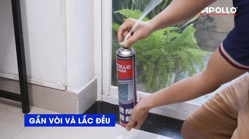 Gắn vòi và lắc đều trước khi sử dụng keo Apollo PU Foam 