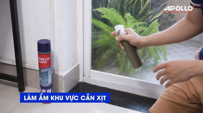 Nên làm ẩm khu vực cần bịt kín trước khi sử dụng keo bọt Apollo PU Foam 