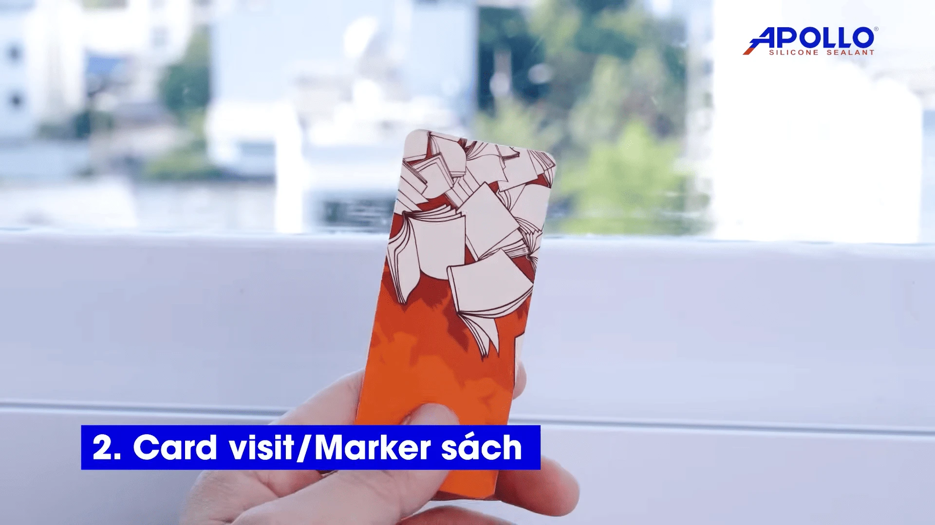Sử dụng card visit/ Marker sách để làm dụng cụ miết keo silicon