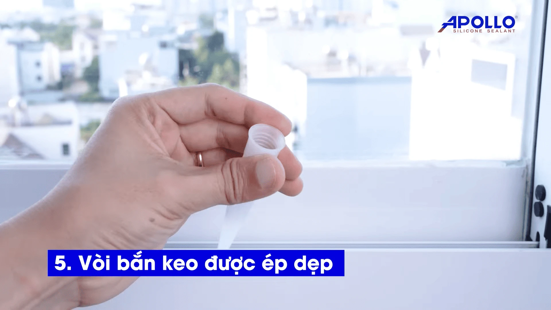 Tận dụng vòi bắn keo để làm dụng cụ miết keo silicon nhanh chóng và tiết kiệm