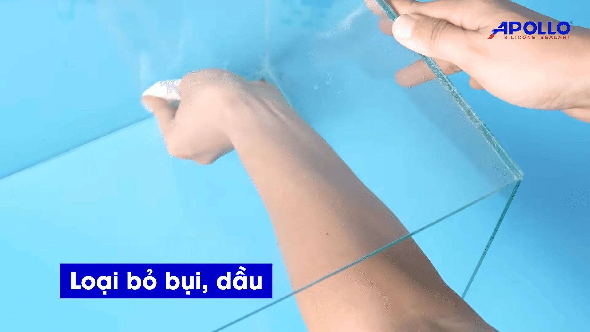 Loại bỏ đường keo cũ và bụi bẩn trước khi thi công giúp tăng hiệu quả keo dán kính