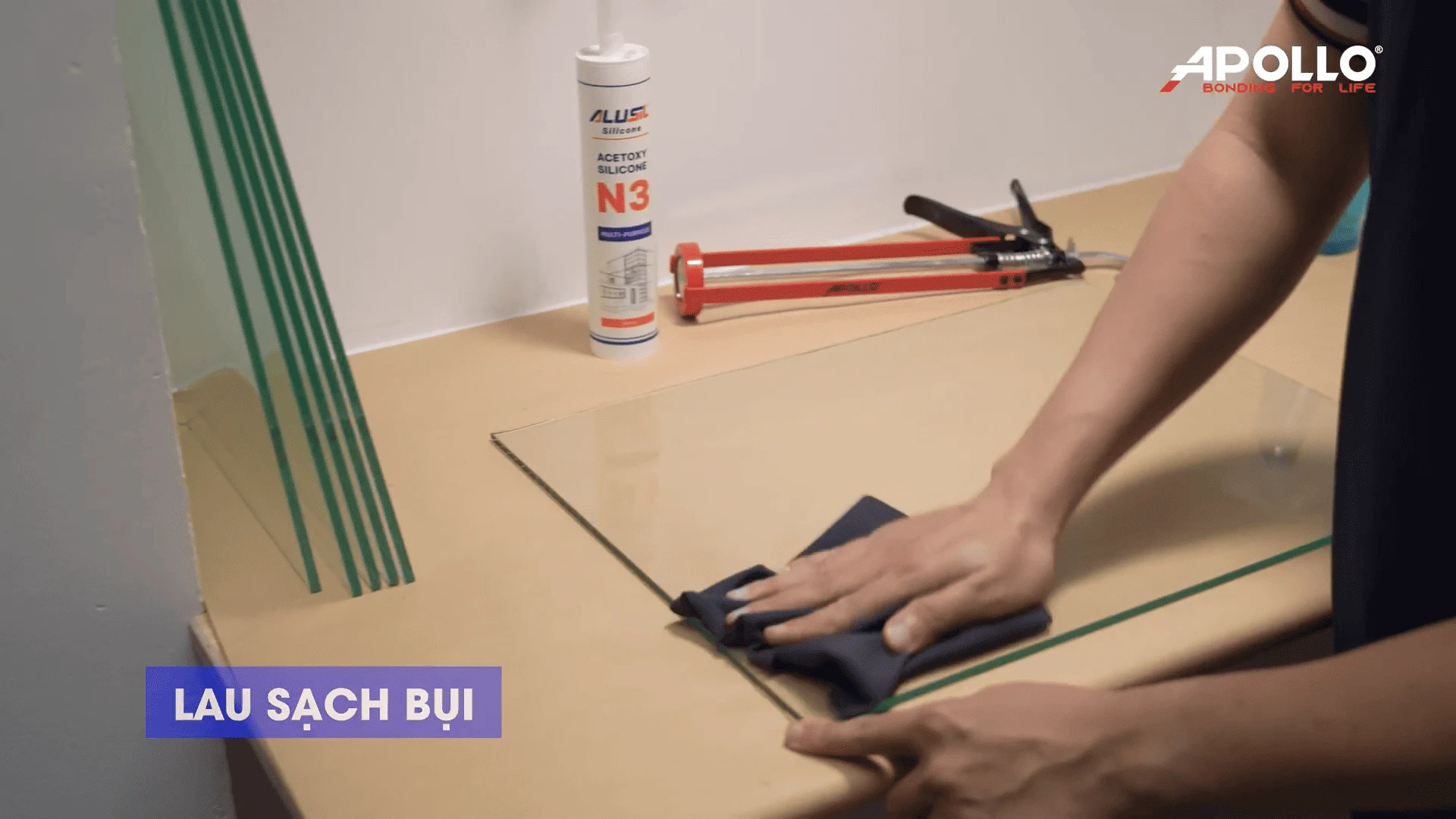 Để keo đạt độ bám dính tối đa, cần lau sạch mặt kính trước khi thi công