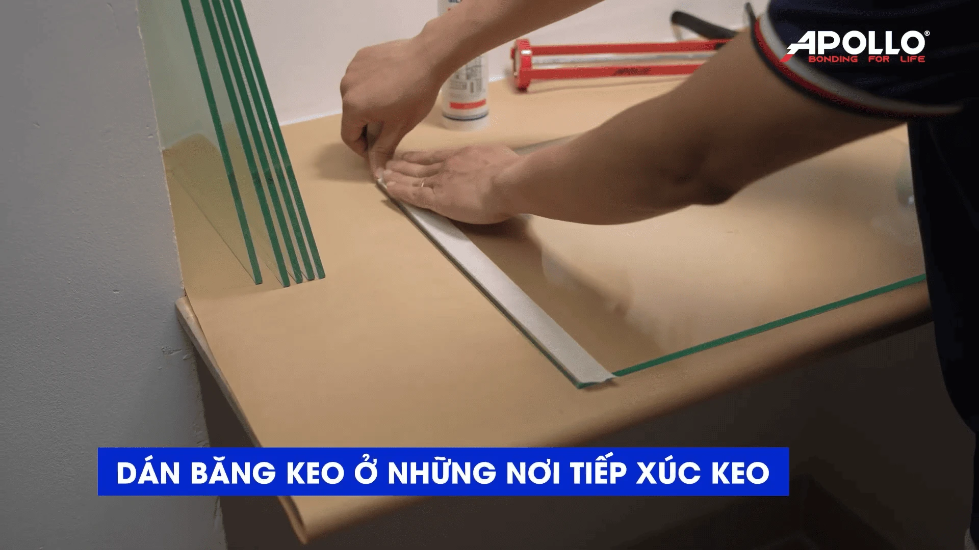 Dùng keo dán tạm thời các mặt tiếp xúc của tủ kính