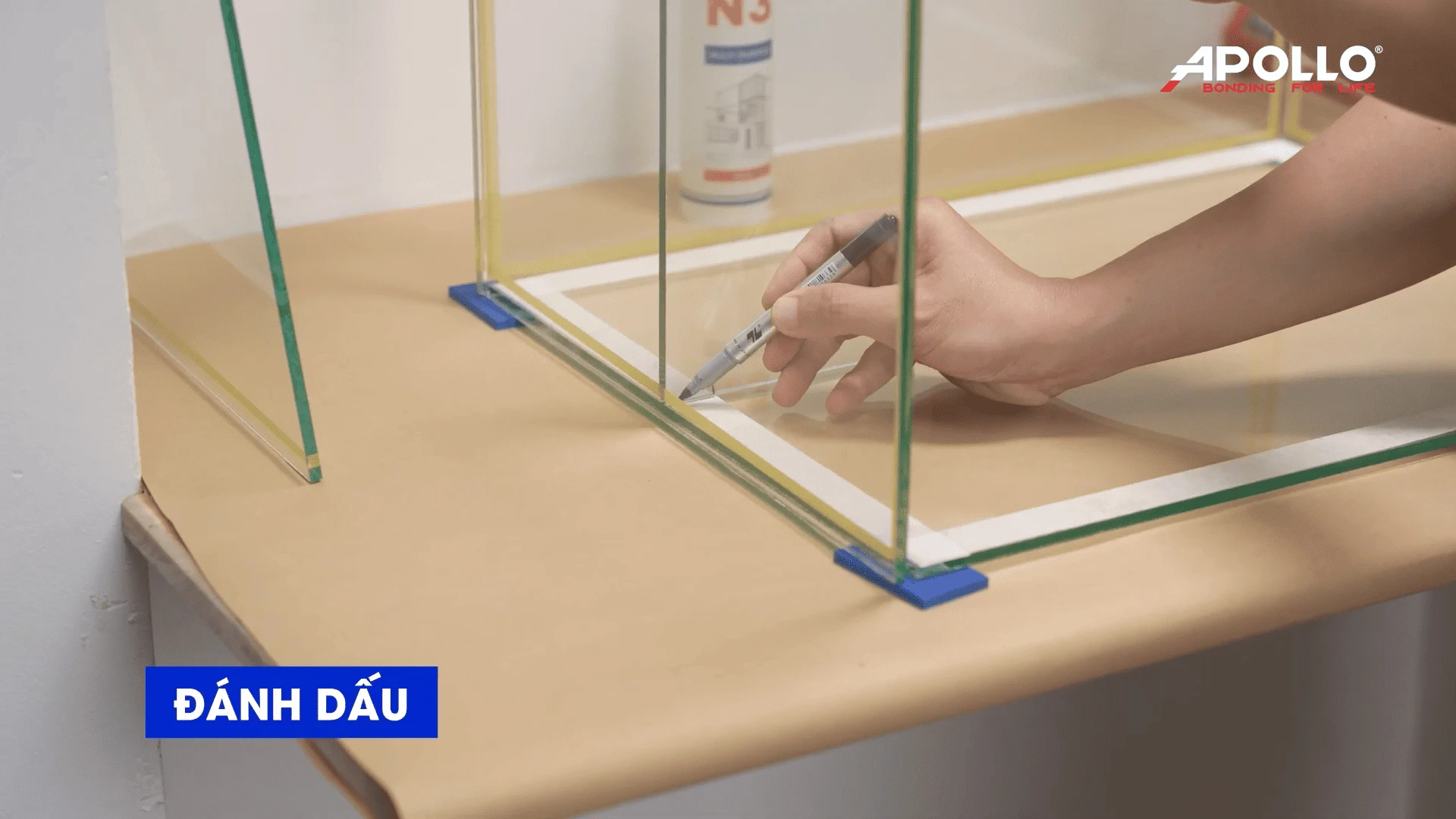 Dùng bút để đánh dấu vị trí đặt kính bên trong giúp xác định điểm bắn keo