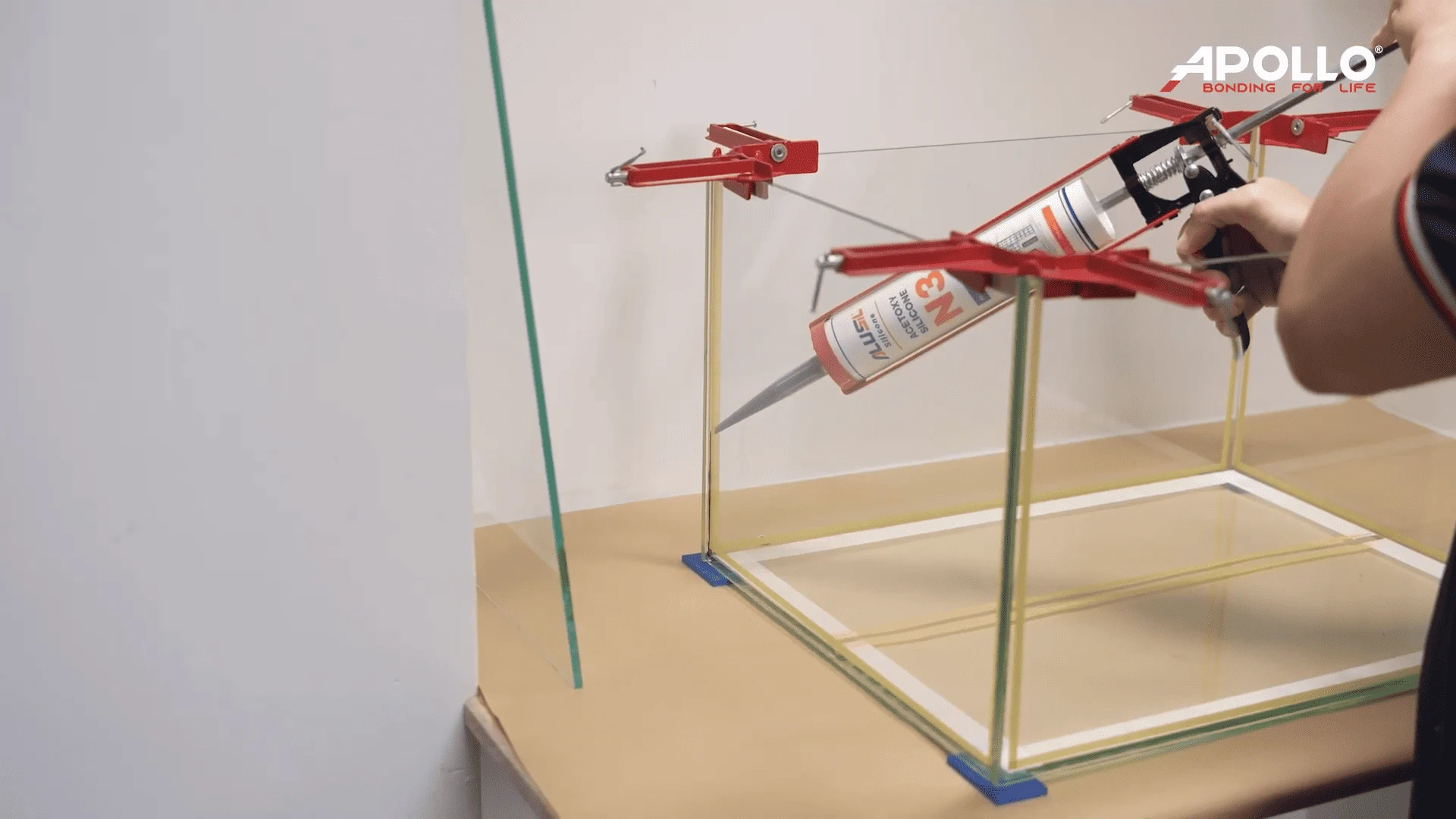 Sử dụng keo Alusil N3 để dán cố định khung tủ kính