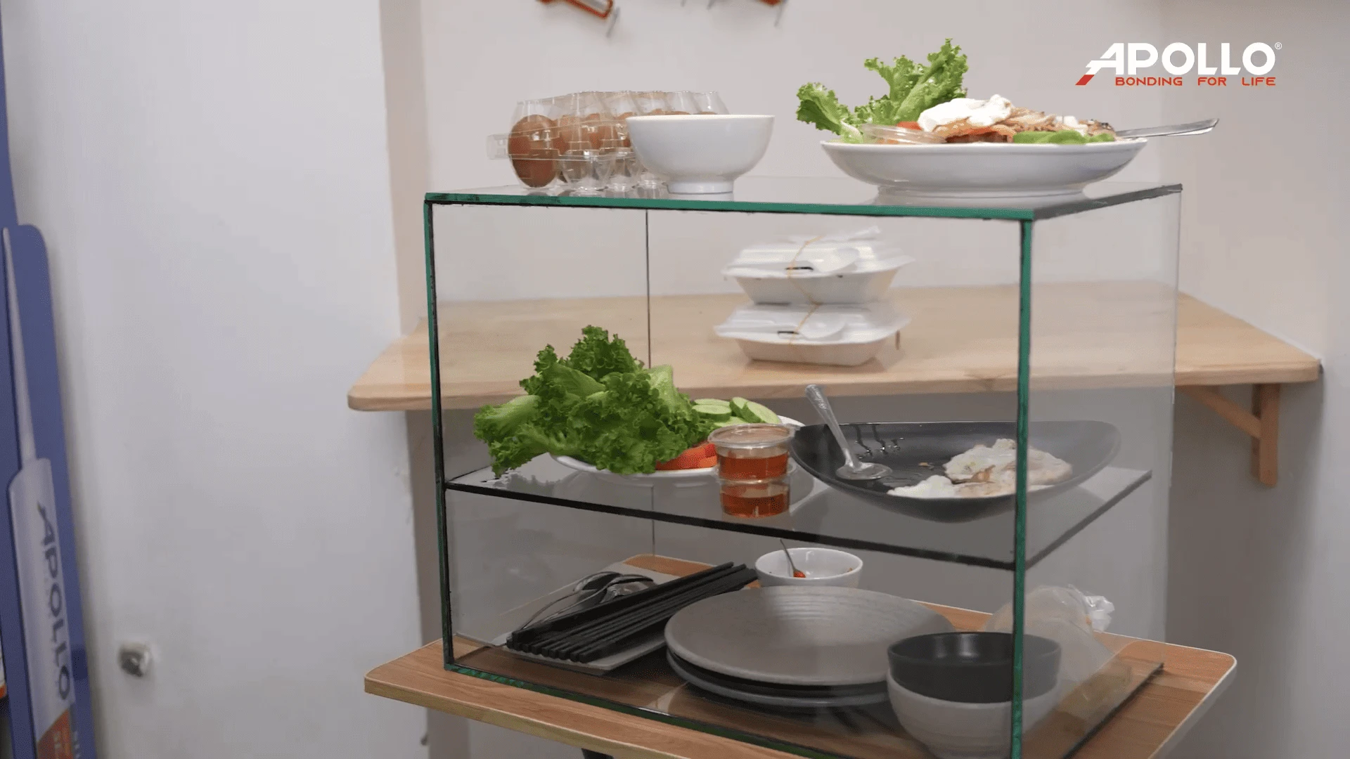 Chờ keo khô hoàn toàn ít nhất 24 tiếng và có thể sử dụng tủ bán hàng