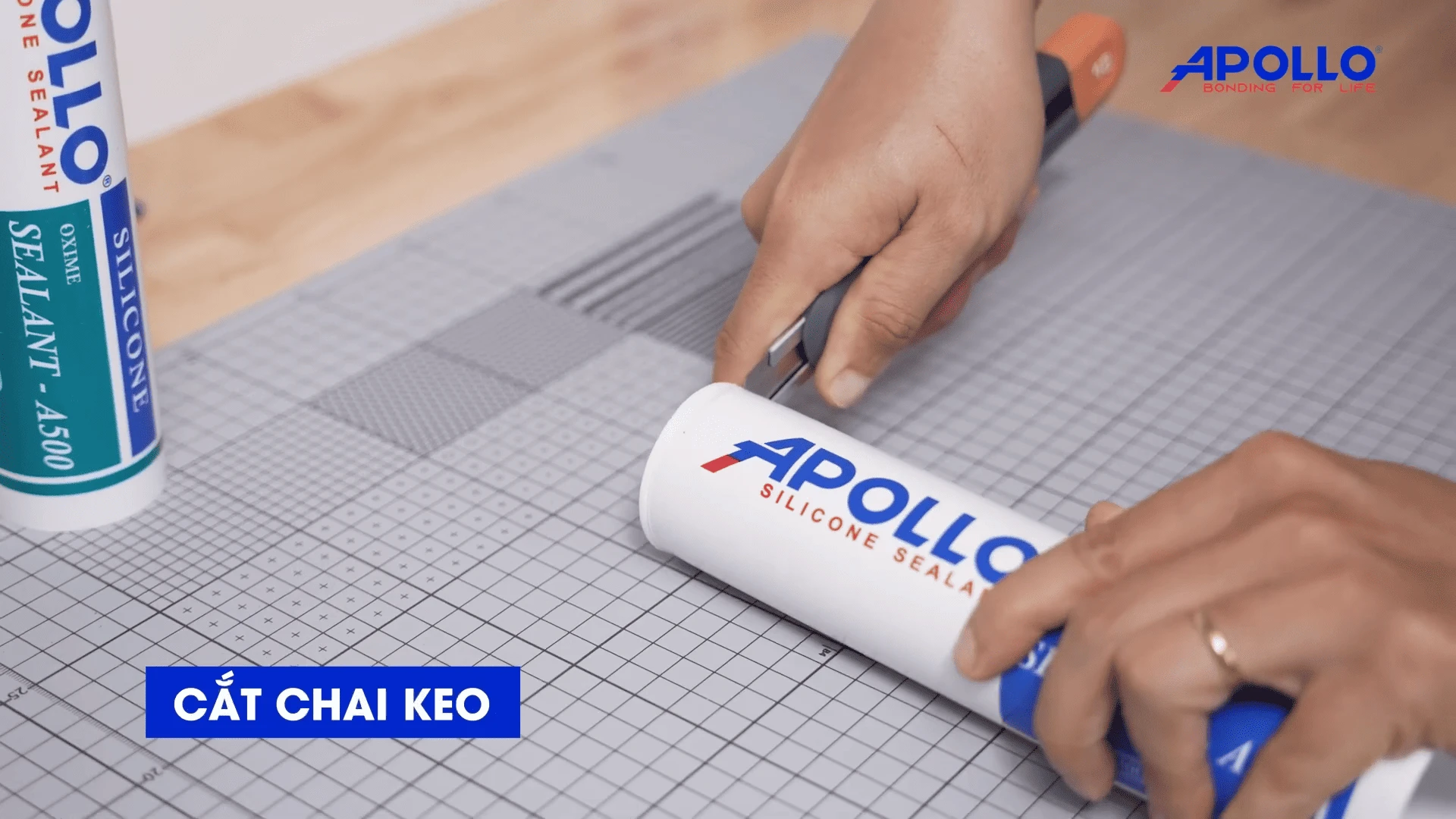 Dùng dao rọc giấy để cắt chai keo