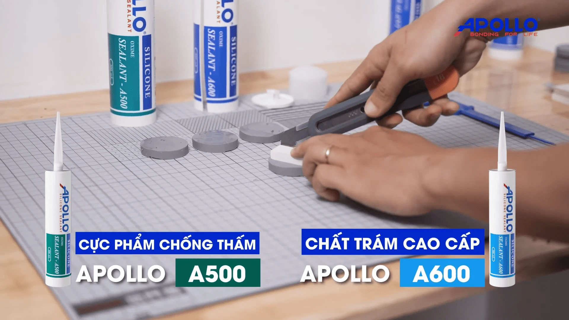 Cắt miếng keo sao cho kích thước phù hợp với chân ghế
