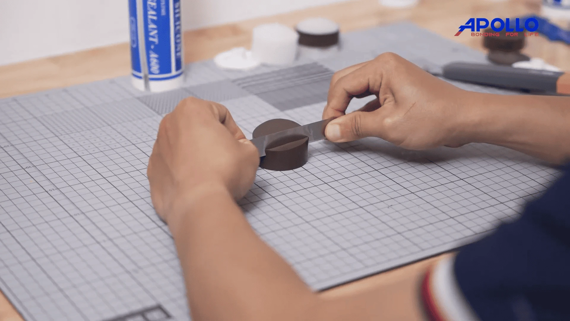 Dùng dao rọc giấy để cắt miếng keo thành kích thước phù hợp