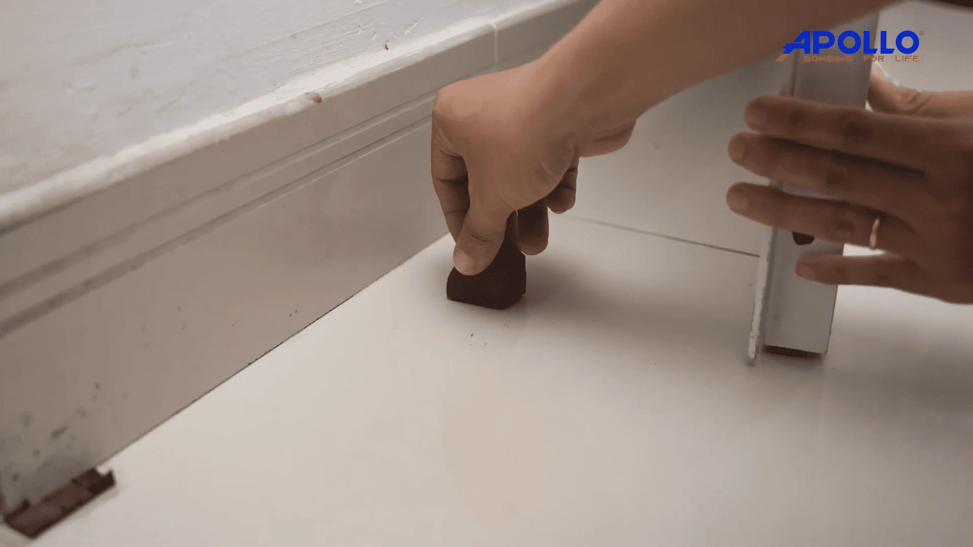 Cố định chặn cửa bằng keo Apollo A600