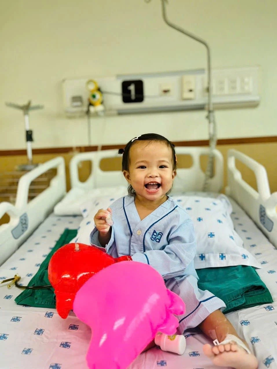 Bé P.N.T.U sau ca ghép gan thành công thuộc dự án bảo trợ mổ tim và ghép gan cho bệnh nhi có hoàn cảnh khó khăn