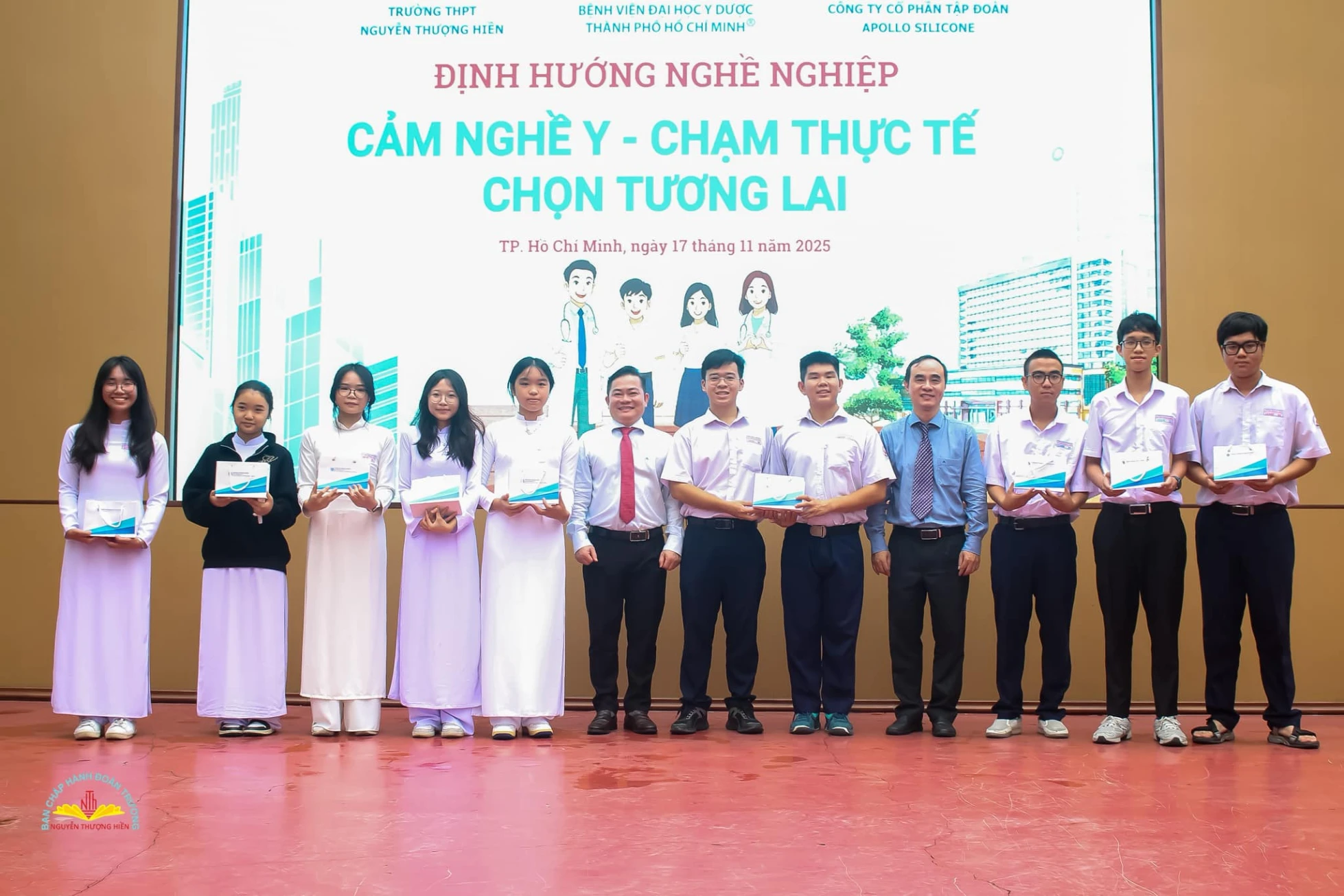 Apollo Care tài trợ học bổng khuyến học cho các em tại trường THPT Nguyễn Thượng Hiền