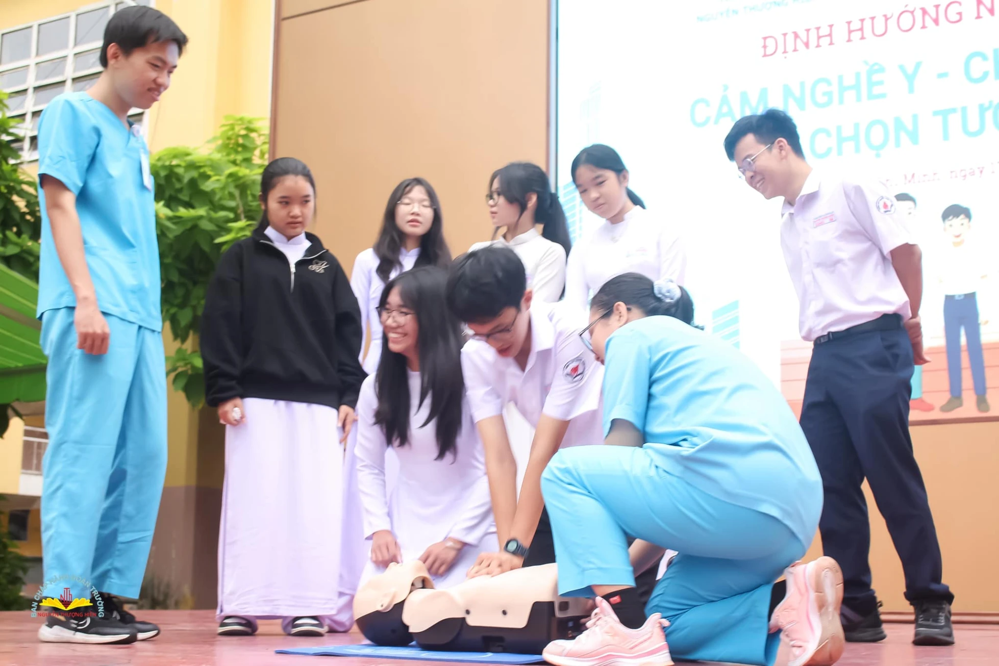 Các bạn học sinh được trực tiếp tham gia phiên thực hành sơ cứu cơ bản về một số kỹ năng quan trọng có thể cứu người trong tình huống khẩn cấp