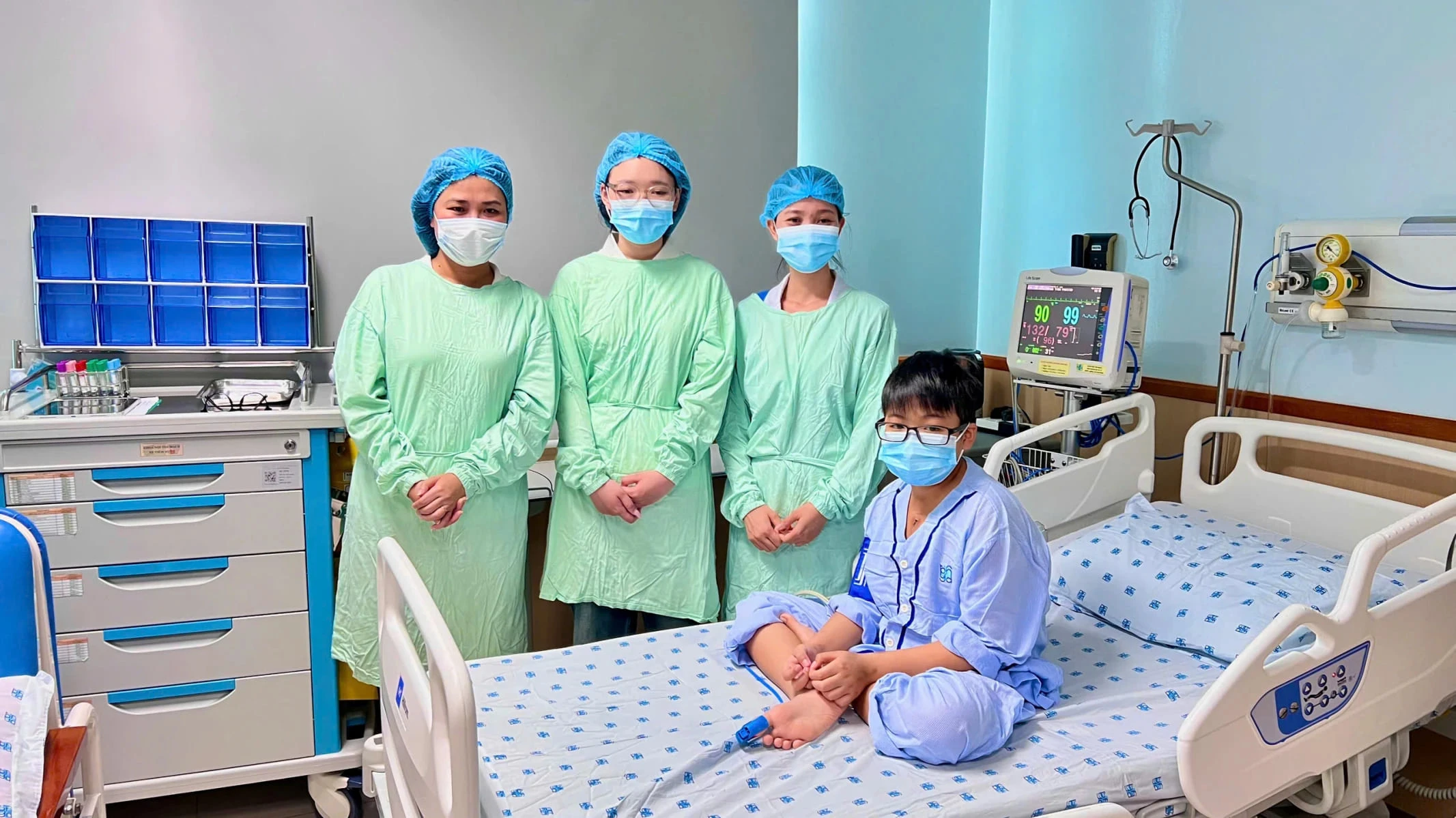 Bé N.T.P. và đội ngũ y bác sĩ Bệnh viện Đại học Y Dược TP.HCM