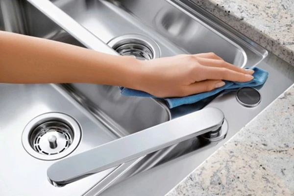 Do không có phần viền chậu nên bồn rửa chén âm bàn đá dễ dàng vệ sinh hơn