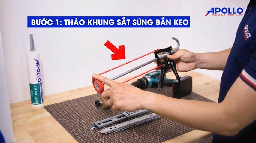 Tháo rời khung sắt của súng bắn keo truyền thống