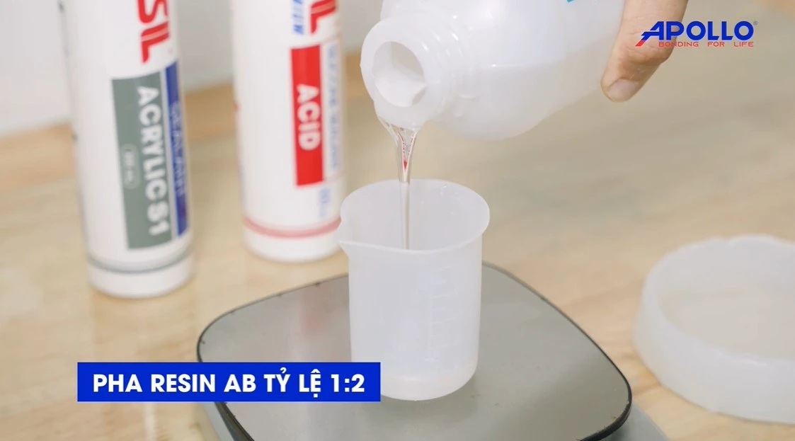 Đổ resin AB đã pha màu vào khuôn charm