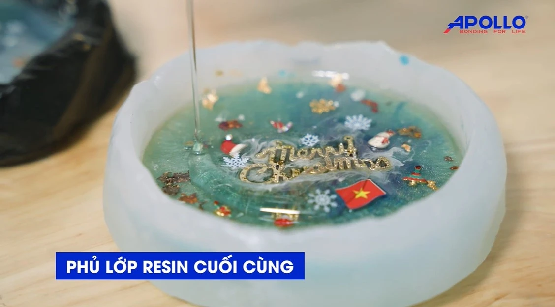 Phủ thêm 1 lớp resin cuối cùng lên bề mặt để hoàn thiện charm Noel