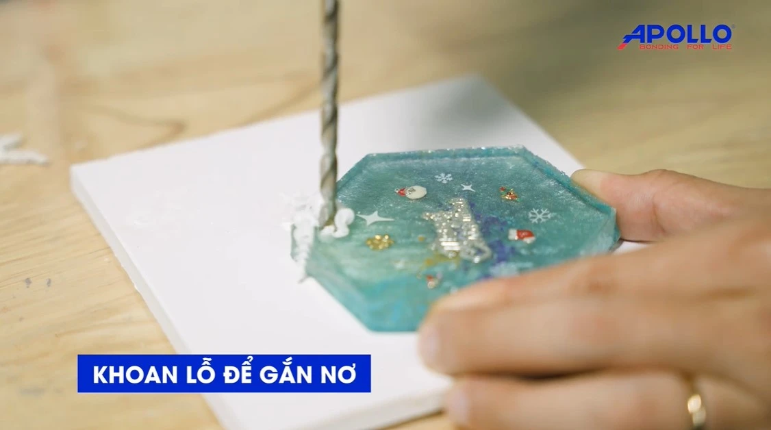 Cần cẩn thận khoan lỗ để tránh làm nứt gây ảnh hưởng đến thẩm mỹ của charm Noel