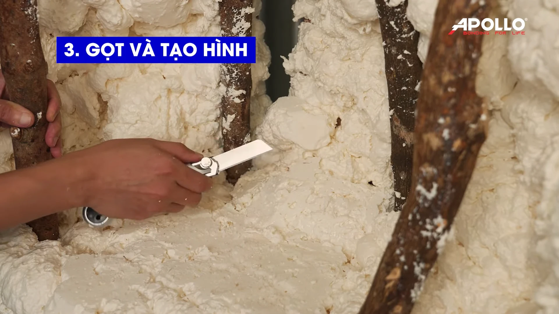 Gọt tỉa các khối keo bọt khô bằng dao rọc giấy để định hình chi tiết và tạo sự sinh động cho hang đá Giáng Sinh