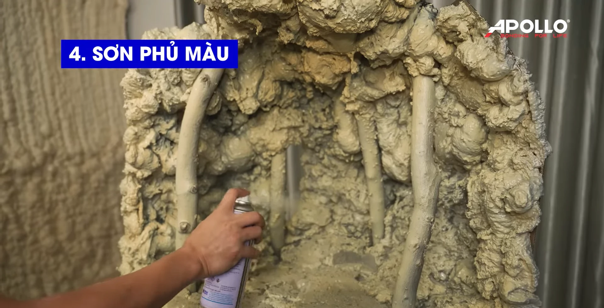 Sơn phủ màu cho hang đá giúp tăng tính thẩm mỹ và mang lại hiệu ứng hang động tự nhiên, chân thực.