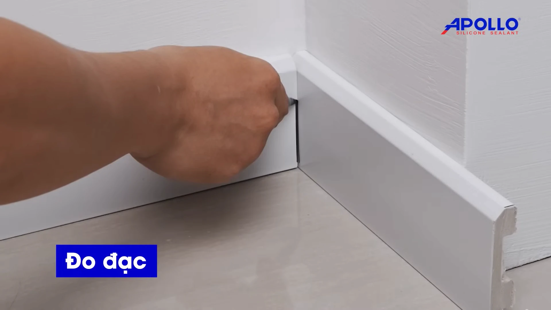 Tiến hành đo đạc cẩn thận trước khi dùng máy cắt chuyên dụng để cắt phào chỉ