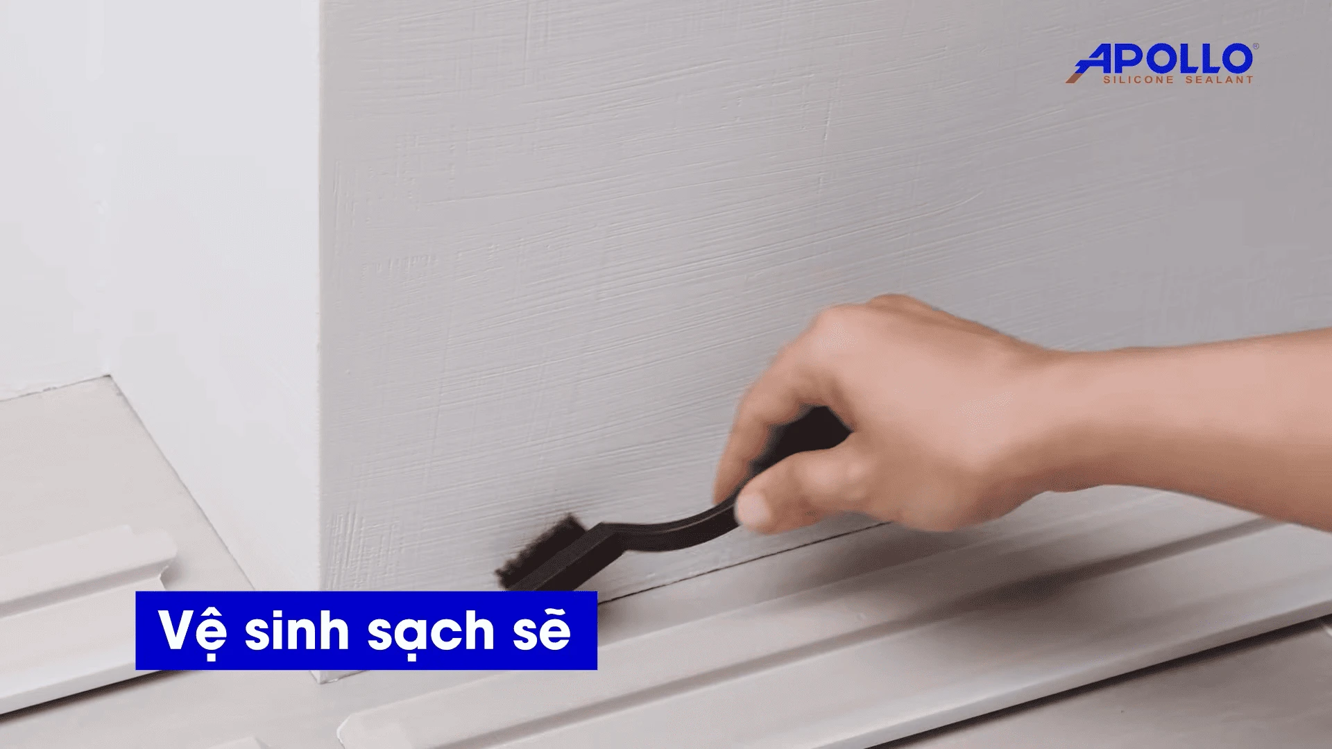 Nên vệ sinh bề mặt vị trí cần dán và phào chỉ nhựa trước khi thi công