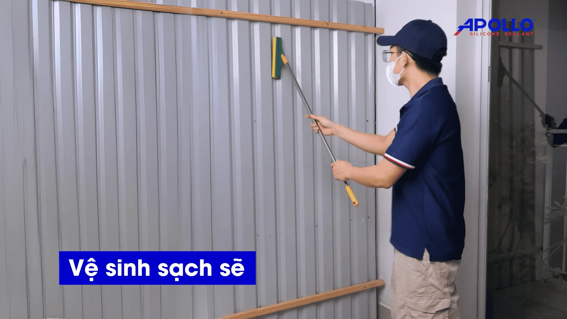 Vệ sinh bề mặt mái tôn sạch sẽ trước khi thi công phun foam giúp mang lại hiệu quả tốt hơn