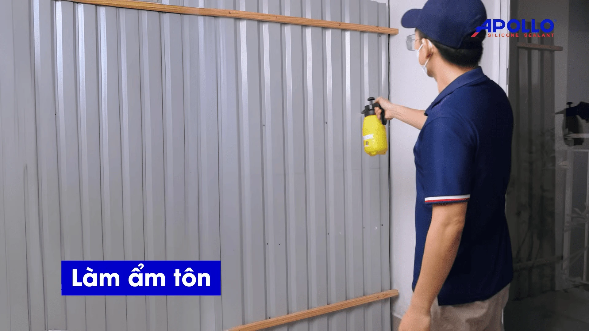Làm ẩm bề mặt mái tôn trước khi phun foam sẽ giúp keo bọt nở bám dính chắc chắn