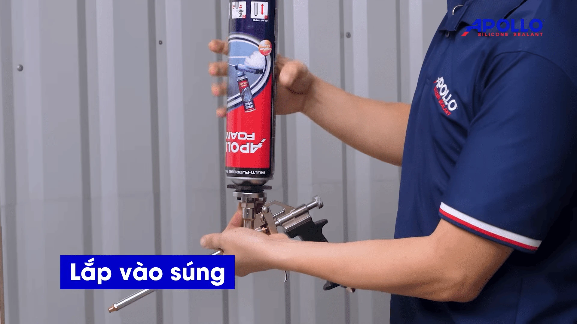 Kiểm tra độ chắc chắn của chai keo sau khi lắp vào súng để đảm bảo an toàn khi thi công